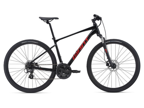 A black ROAM 4 DISC bicycle with a Giant brand logo, equipped with disc brakes, a Shimano Altus gear system, and Tektro brake levers.